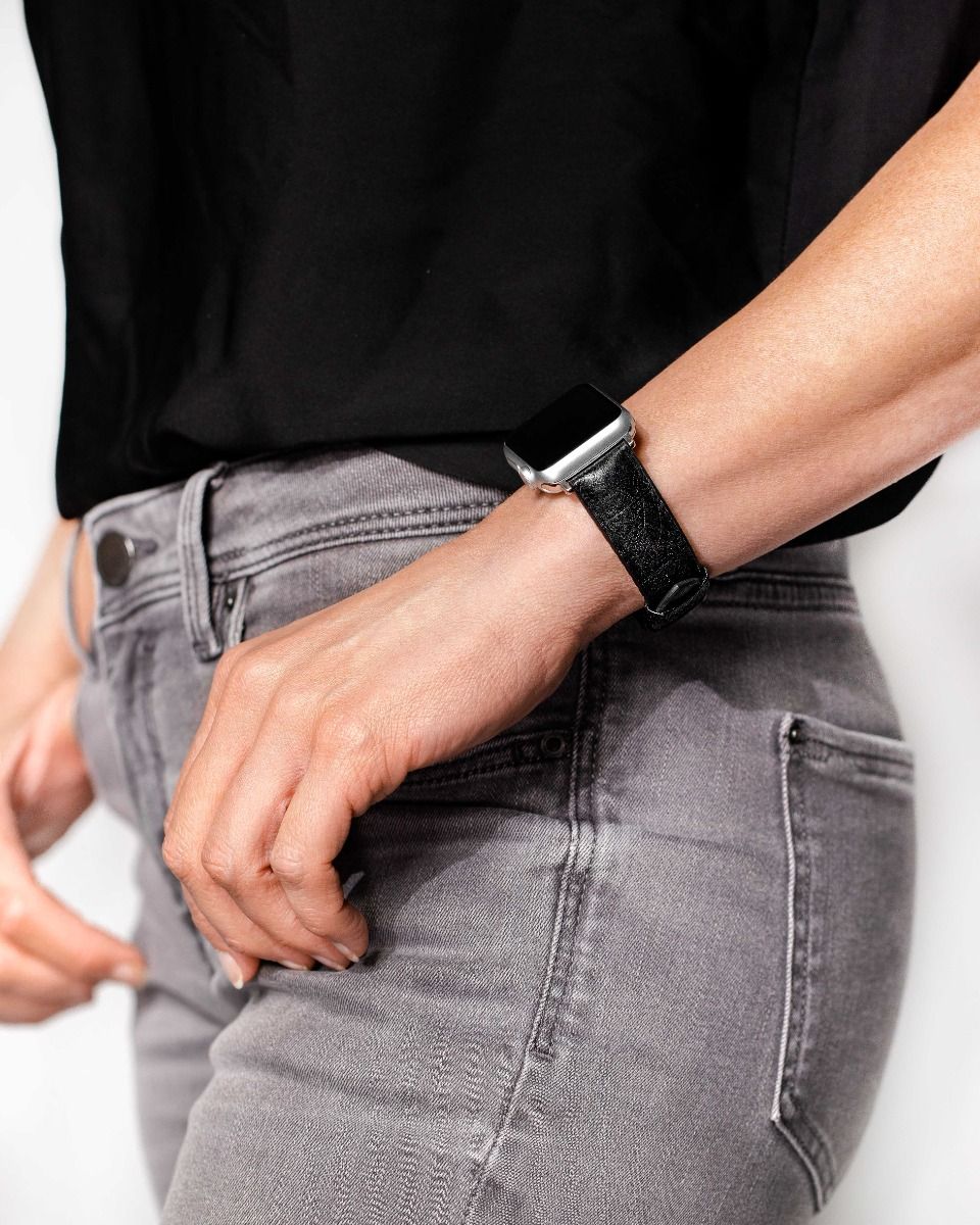 hirsch-leaf-black-female-applewatch-lifestyle-low