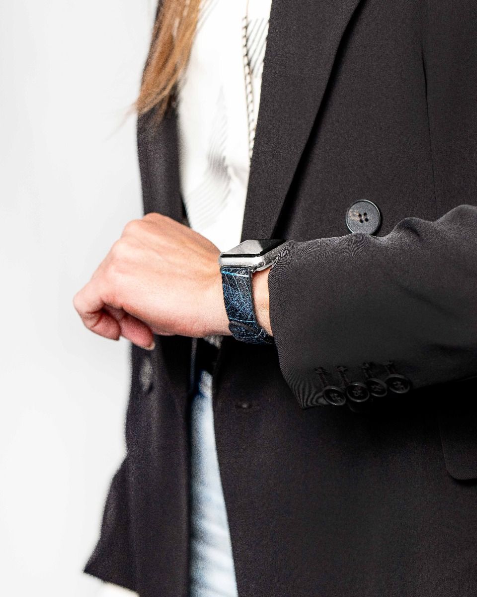 hirsch-leaf-blue-onwrist-applewatch-female-low