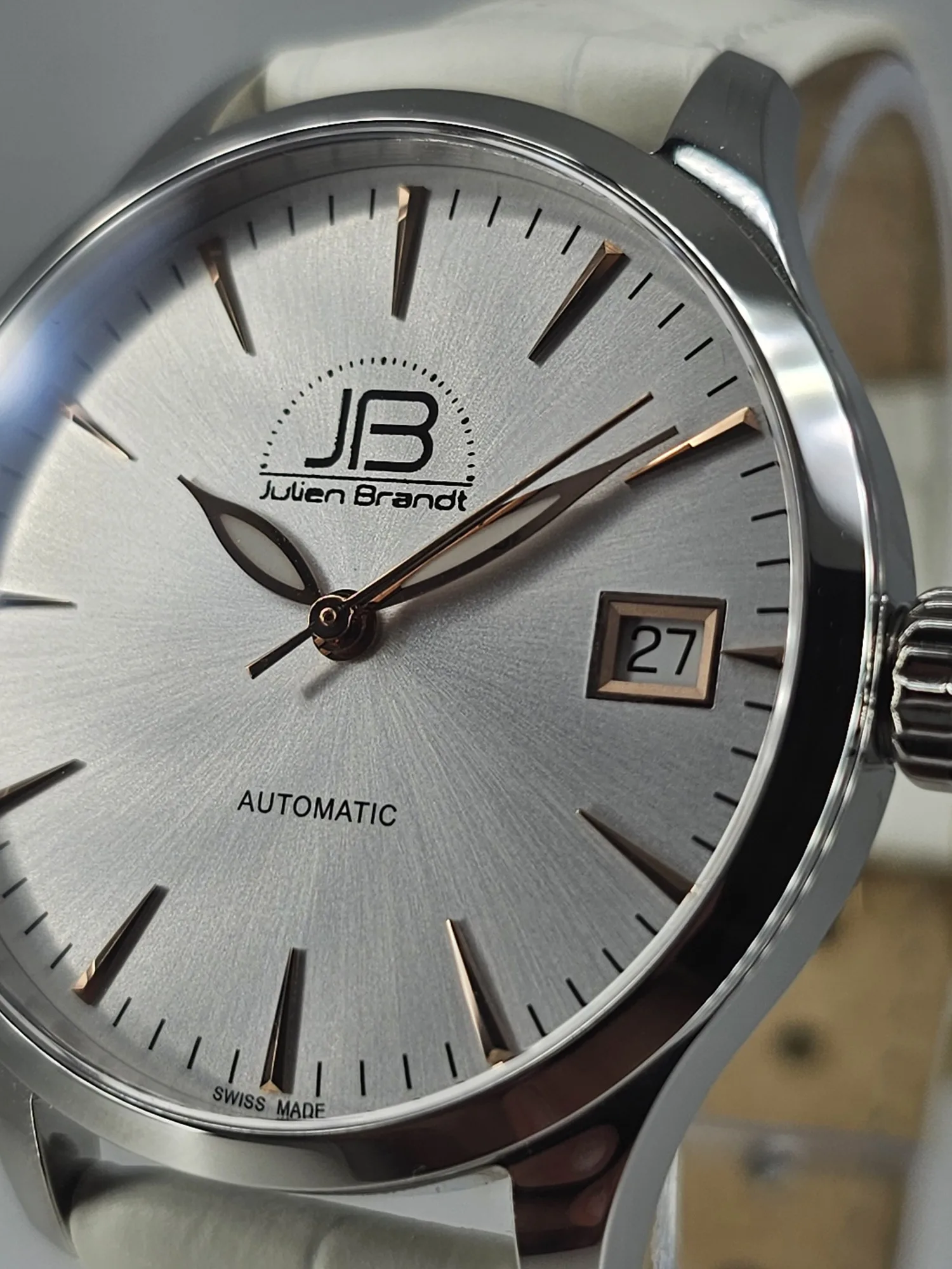 opaline-1 JB Série 3 Opaline, cadran argenté soleillé et accents or rose, vue de trois quarts