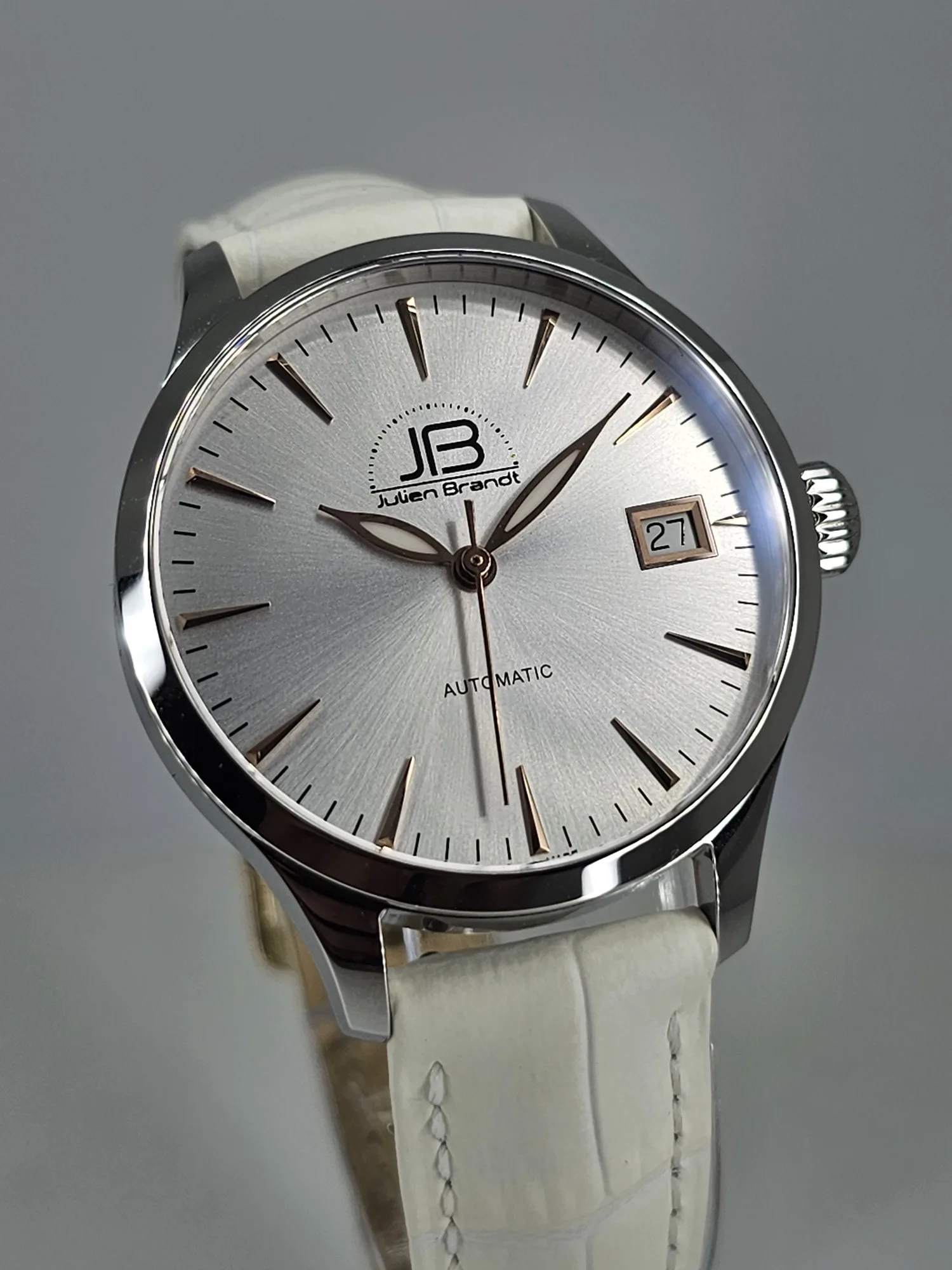 opaline-2 JB Série 3 Opaline, cadran argenté, guichet de date à 3 h, vue de face