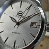 opaline-3 JB Série 3 Opaline, gros plan du cadran soleillé, mentions Automatic et Swiss made