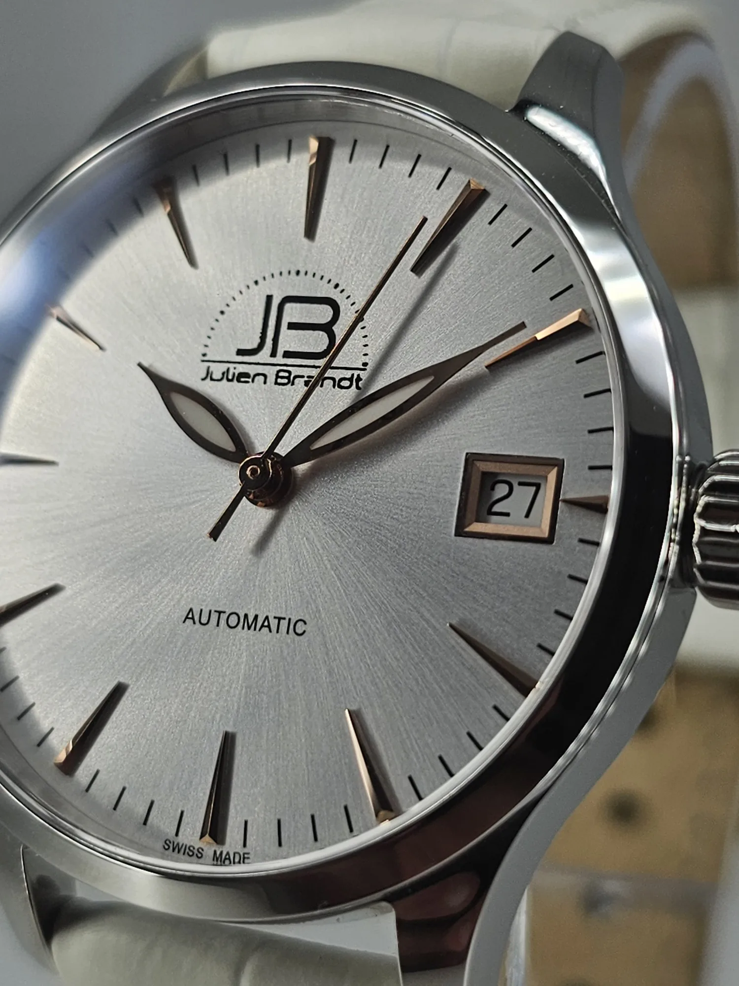 opaline-3 JB Série 3 Opaline, gros plan du cadran soleillé, mentions Automatic et Swiss made