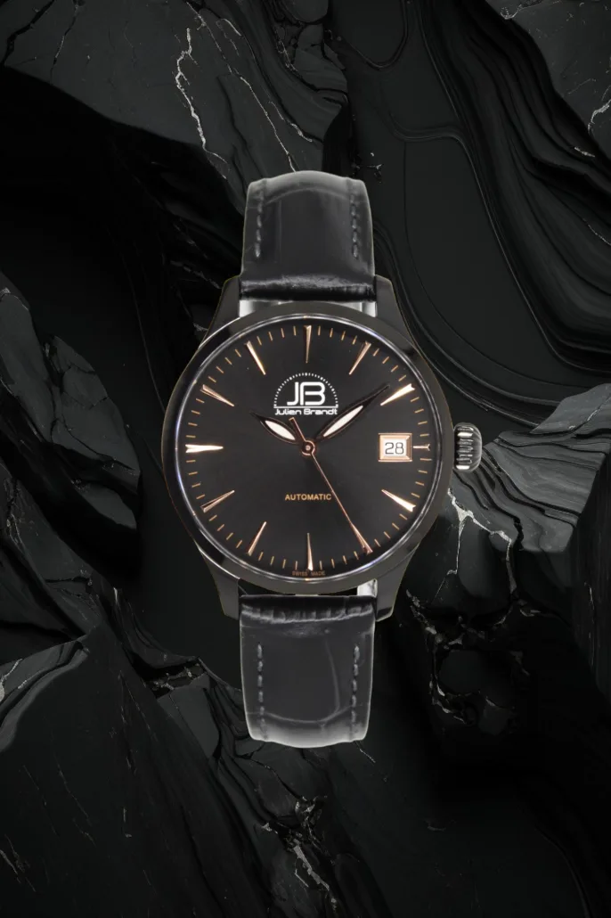 JB Série 3 Nocturne, cadran noir et accents or rose, boîtier acier PVD noir, vue de trois quarts