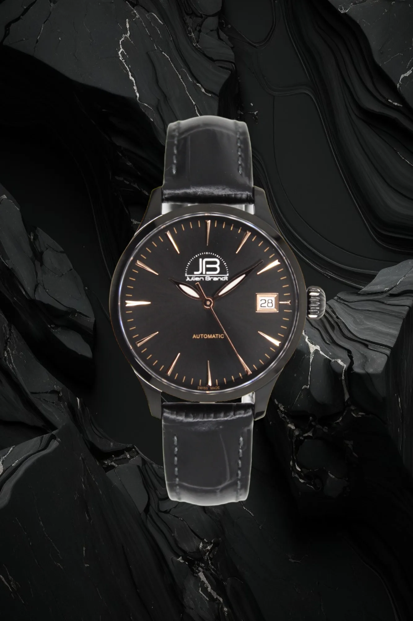 JB Série 3 Nocturne, cadran noir et accents or rose, boîtier acier PVD noir, vue de trois quarts