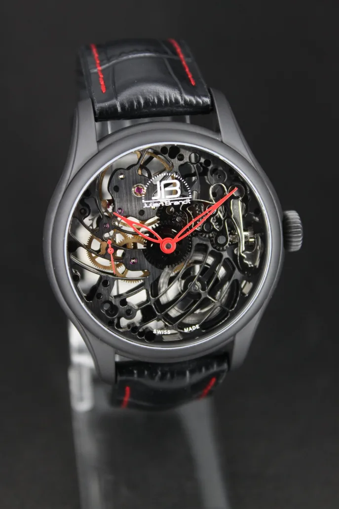 S?rie 5 Noir et Rouge, squelette noir aiguilles rouges, vue 1