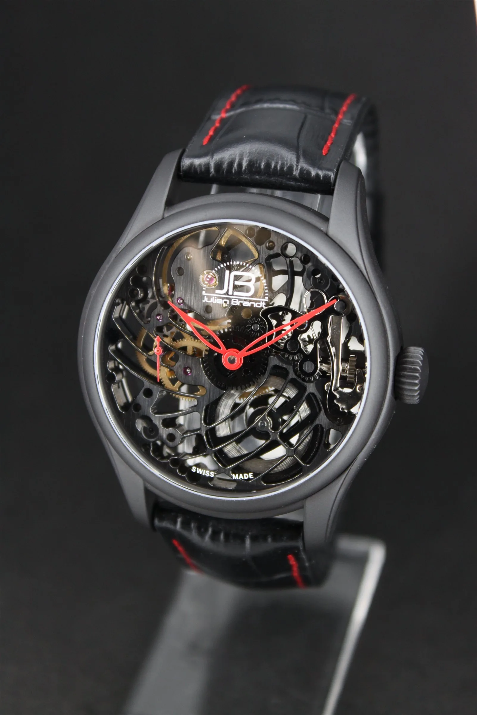 S?rie 5 Noir et Rouge, squelette noir aiguilles rouges, vue 3