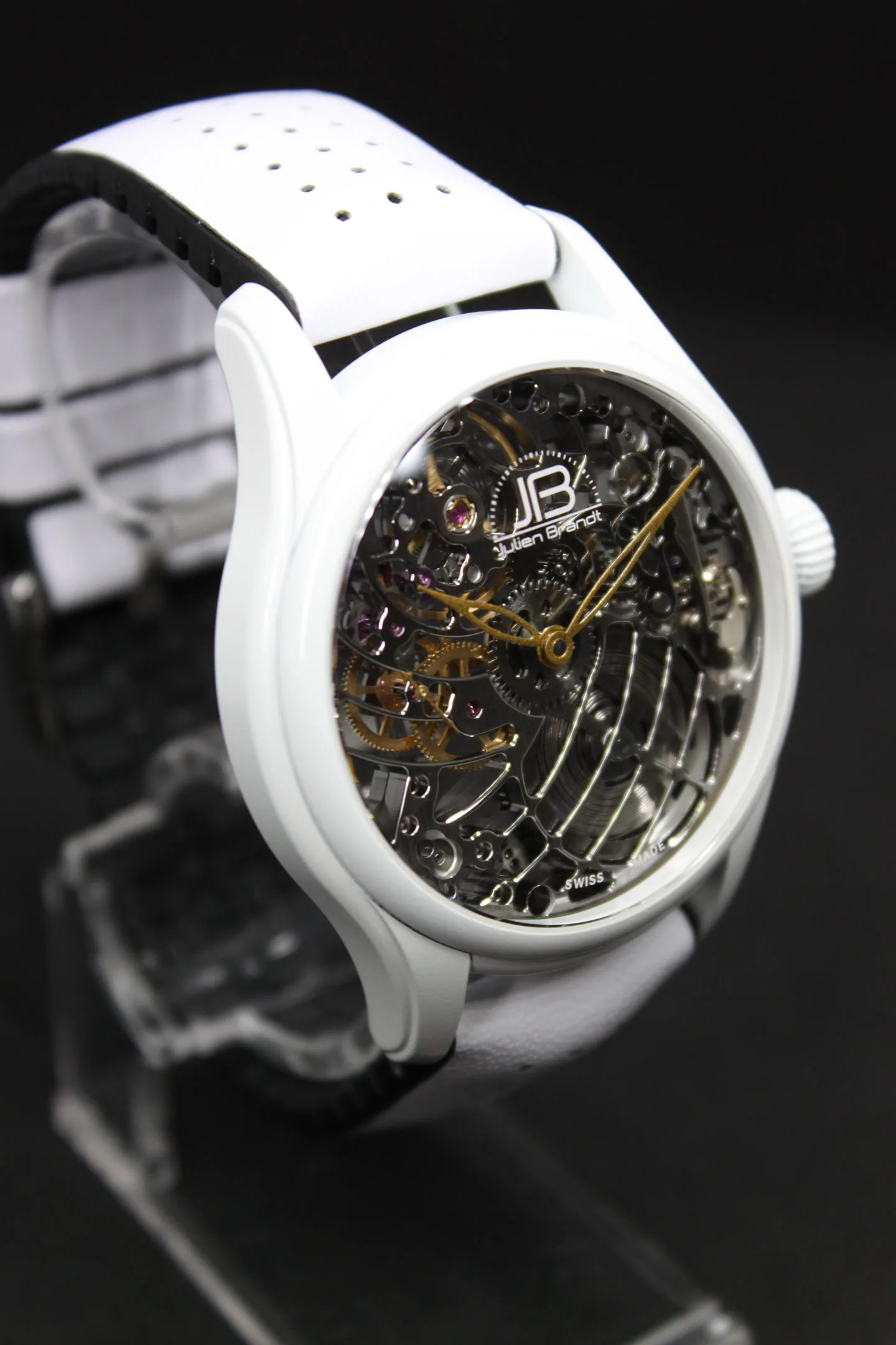 serie-5-squelette-6497-1-boite-blanche-ceramic-summer-edition-2.jpg Série 5 Summer Edition, montre squelette suisse Julien Brandt, vue 2