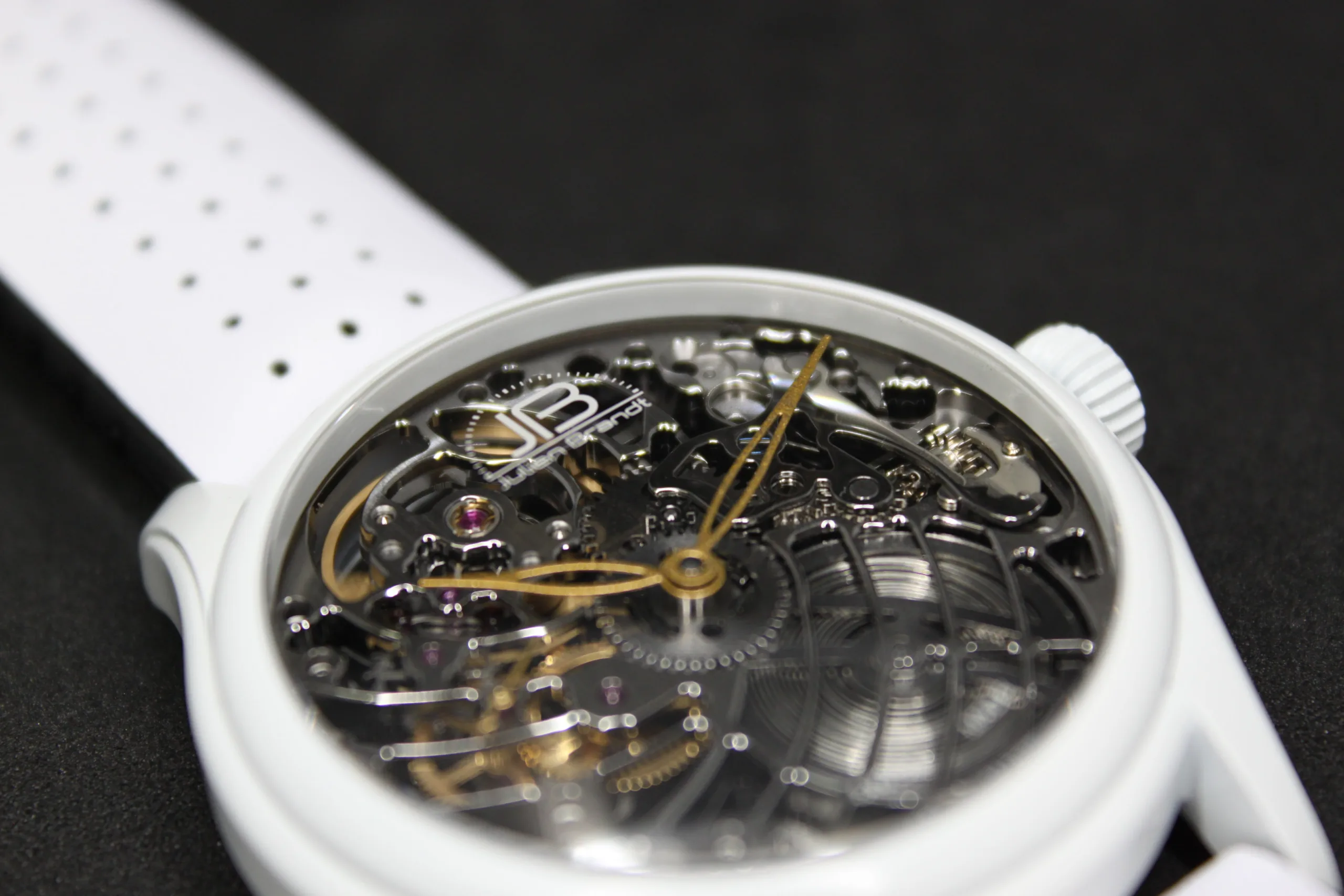 serie-5-squelette-6497-1-boite-blanche-ceramic-summer-edition-3.jpg Série 5 Summer Edition, montre squelette suisse Julien Brandt, vue 3