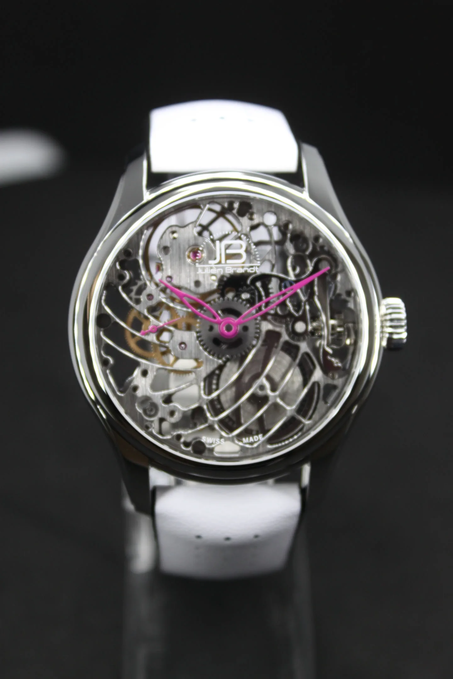 Série 5 Anthracite et Fuchsia, montre squelette suisse Julien Brandt