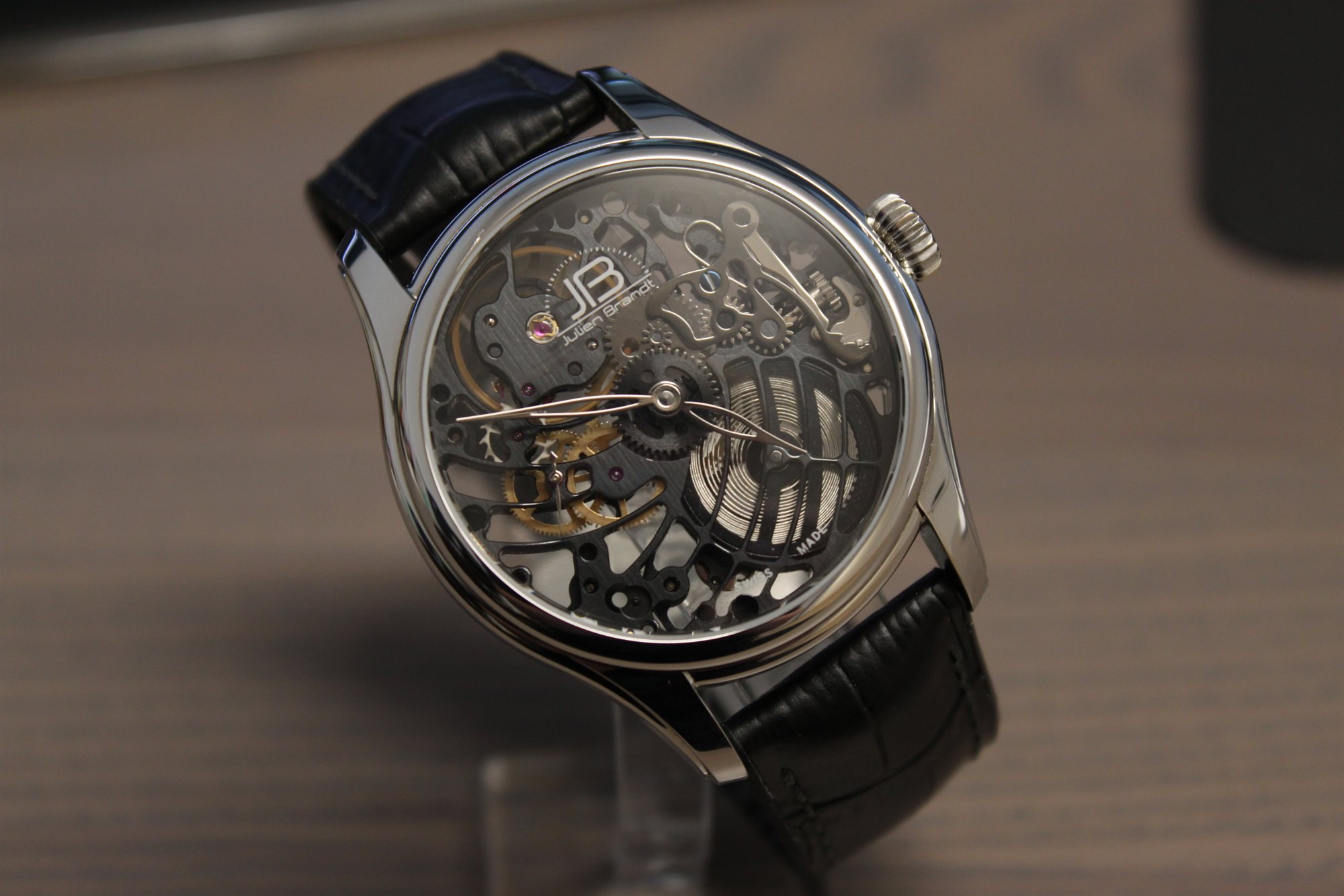 Montre squelette Julien Brandt, mouvement suisse apparent, vue de trois quarts